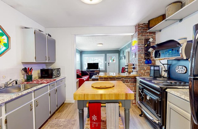 Delightful alpine retreat with deck & games - near ski slopes & trails - dogs ok