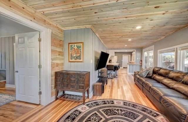 House in downtown Evergreen. 3 bedrooms, sleeps 7