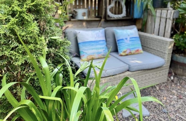 Beautiful Cosy Garden Cabin, 5min walk to beach