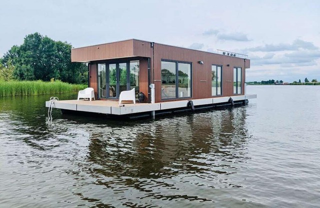 Houseboat: "De Walvis" with tender. 6p 4+ 2 kids