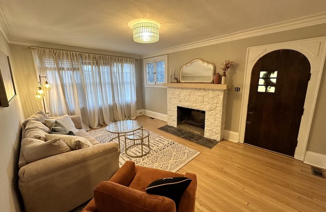 The Cozy Cottage in Bedford. Perfect for a friendly getaway or business stay!