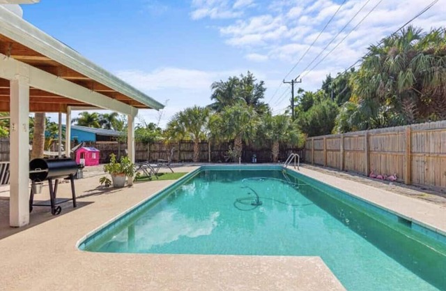 Downtown Beach Cottage + Pool