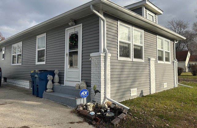 Cozy "pet-friendly" quiet, close to Notre Dame, and in a very safe location.