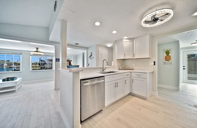 Blue Lagoon: Weekly Bookings Available in Charming Matlacha, FL community!
