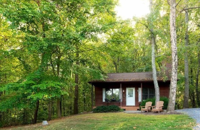 Sunset Cabin, Hot tub and on site Spa!