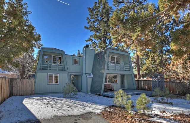 Gambrel Style, pet friendly, enclosed yard, streaming, fireplace, and more.