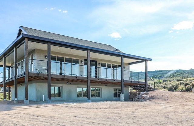 Modern Lake view home perfect for gathering— 5 minutes to Ideal Beach amenities
