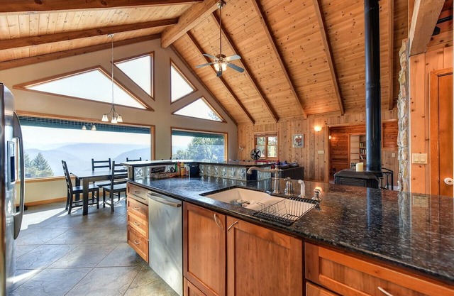 Ridgetop Sierra Retreat