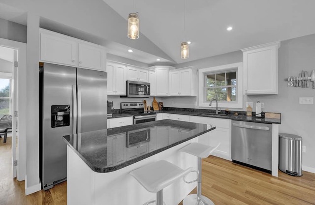 3bd, 2bath central mntn home! Pet-friendly, all the essentials, 2 decks, clean!
