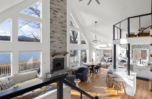 Luxury Lakehouse, Epic Views/Private Lake/Hot Tub!