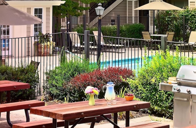 Comfort and Convenience! w/ Parking, Pets Allowed, Near Memphis Zoo!