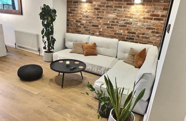 Stylish apartment with cinema den. Close to nature parks, riverside and stadium.