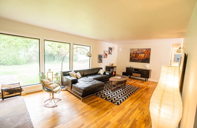 Mid Century Modern Home 5 Minutes from Boise
