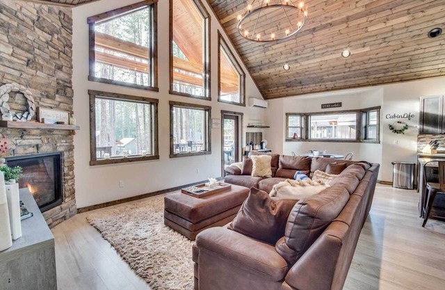 Modern Ronald Cabin Retreat w/ Community Amenities