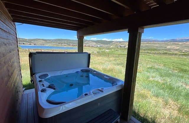 Luxurious 4BR/3BA Creek-Side Mountain Townhouse with Hot Tub 208 Fireweed 15A