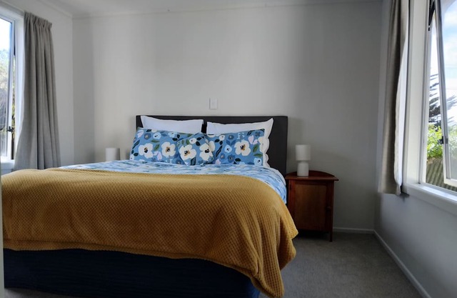 The Seashell - central, private, comfortable Incl bedding and linen, wifi