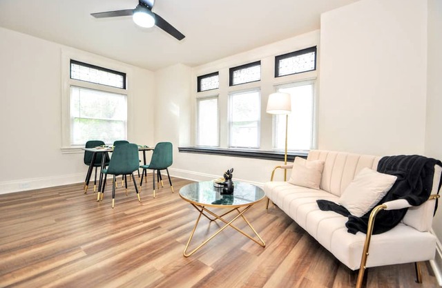 10 minutes to the city! Great, safe location w/ full kitchen and pet friendly!