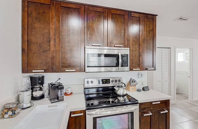 Renovated home with super-fast WiFi, patio, BBQ, AC, & private W/D