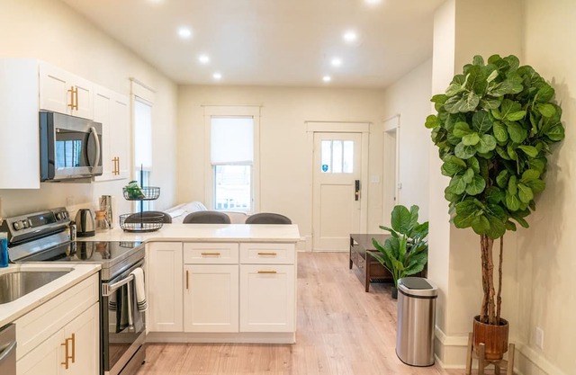 Updated 2 BR/1 BA Free Parking