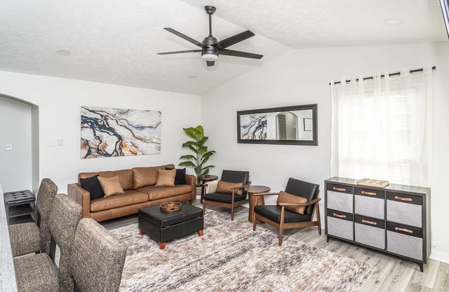 The Fort - A family friendly home w/ 6 Bds and close to base. EV Charger onsite