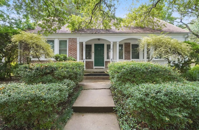 Cherryhurst Park Cottage with Courtyard, fenced yard, BBQ and hot-tub