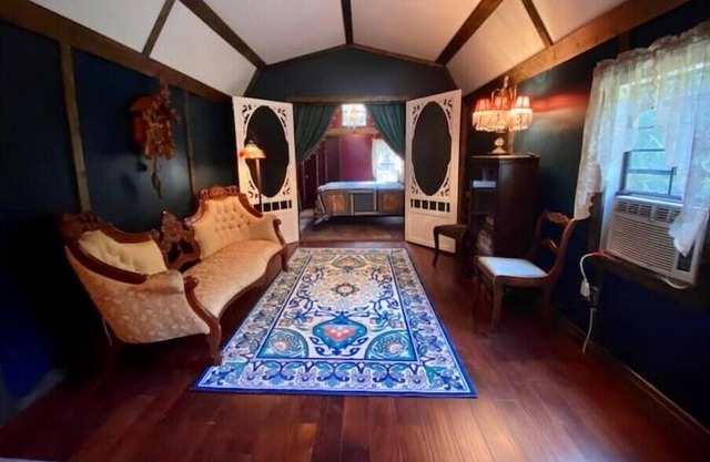 Luxurious, Off Grid, glamping, secluded on 43acres
