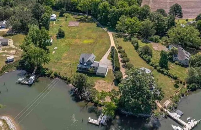 Enjoy fishing on private dock, kayaks, piano!