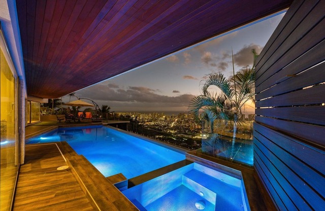 K B M Resorts: Waikiki Hilltop House 5 Bed/4.5 Bath with Sweeping Ocean and Waikiki City Views