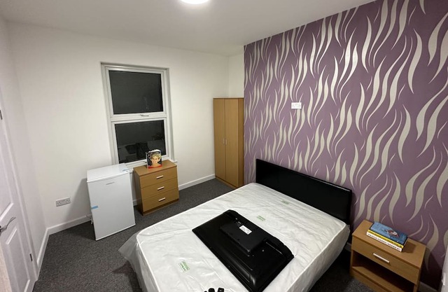 Sleeps 6 in Maidstone Central 2BR + Sofa