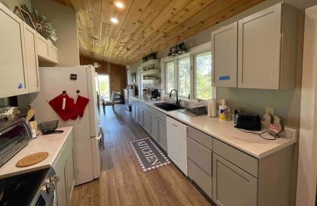 Quiet Country home, nature & fishing -5min to city