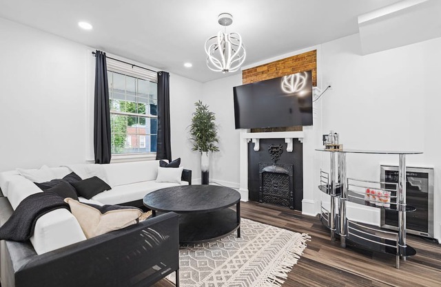4BR 4BA Urban Oasis in Mt Washington