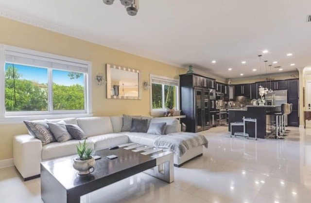 Beautiful Spacious 3 bed Home on an acre lot in South Florida