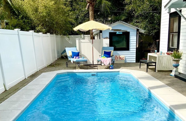 Tybee Beachhouse, heated POOL, EV Charger,HotTub,Park 2 vehicles Free,Pets OK,5P