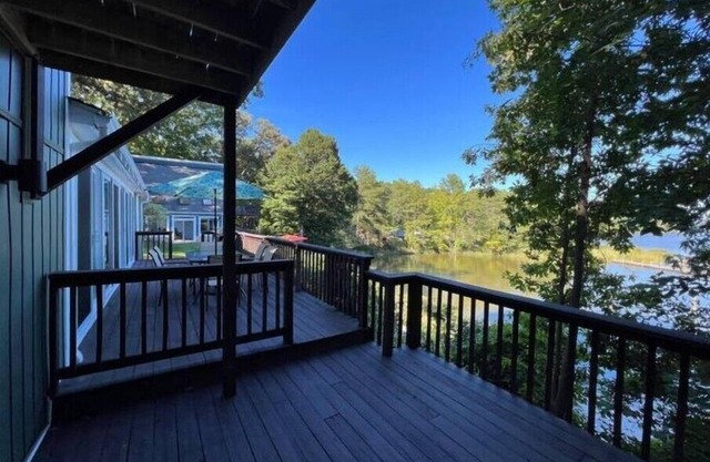 Newly Renovated Modern 2BR Waterfront Cottage with Dock
