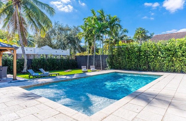 Magnificent Tropical Pool House Miami Coconut Grove - Stunning Backyard