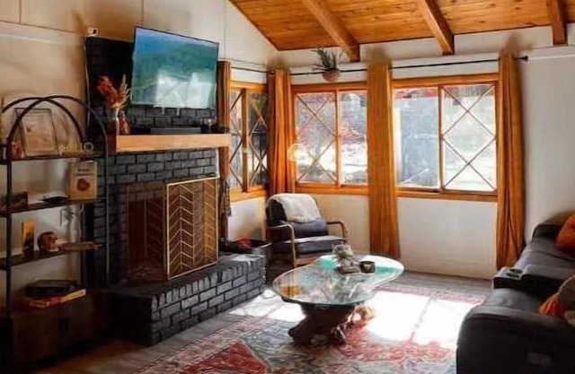 Cozy Modern Cabin Retreat Couples & Family Escape 1mi to the lake Spa Firepit