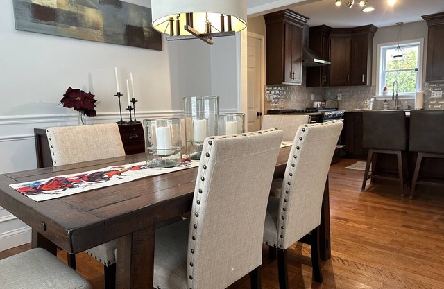 The Gray Horse. Cozy and inviting home in the center of everything Saratoga!