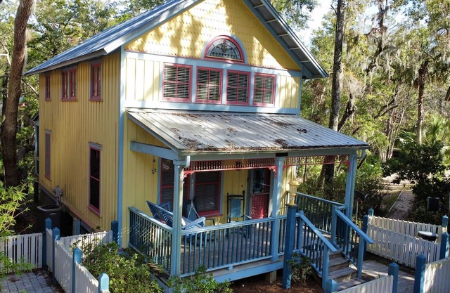 Orange Blossom Cottage with Creekside Gazebo!