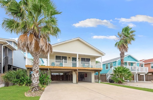 Sleeps 9! Pet friendly!
