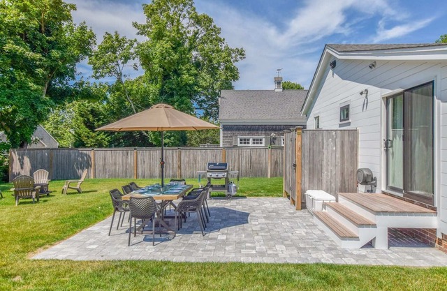 Renovated Kitchen, 2 Miles to Nantucket Sound!