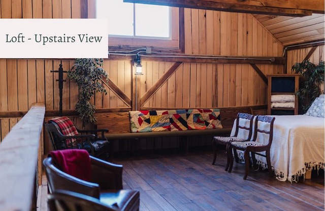 Cozy Barn Sleeps 4 + 1.5 Baths + Full Kitchen + Family Room + Gathering Space
