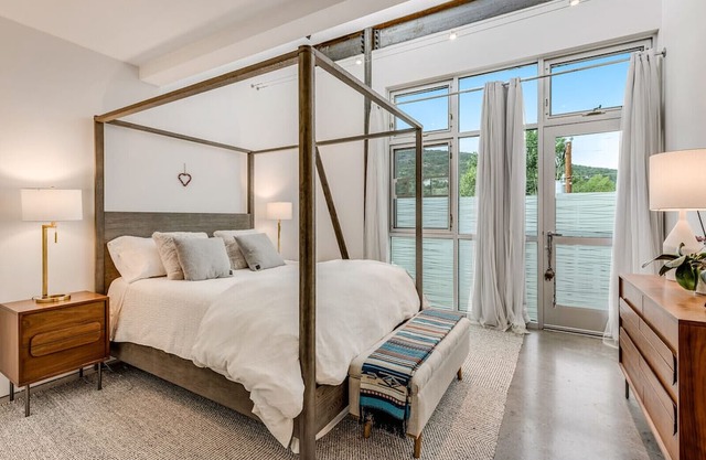 Chic Modern Living in Basalt. Artist studio optional and pet friendly!