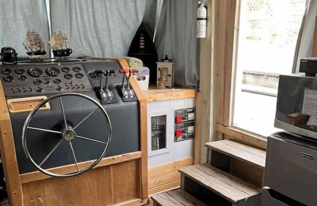 Delightful 1-bedroom houseboat with free parking.