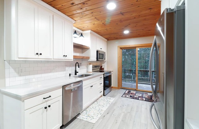 Driftwood Cabin on Lake Superior Beach, Close to Porcupine Mountain State Park!