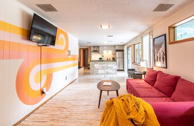 Basement Apartment w/ Hot Tub & Bombshelter!