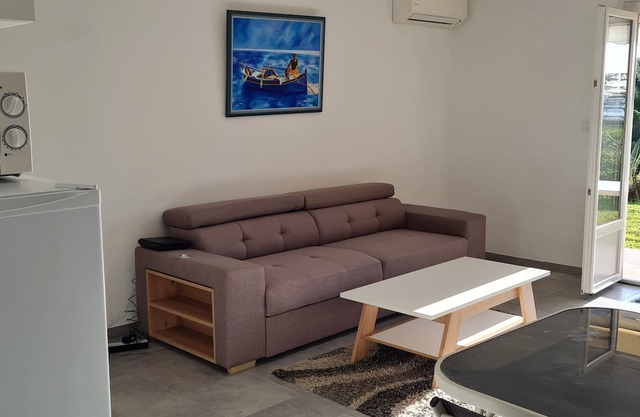 Ground-floor apartment with garden and barbecue near beach and shops.