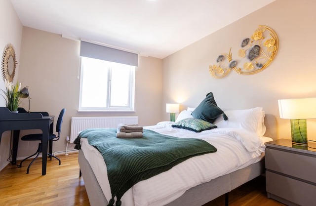 Apartment - Sleeps 6 - Parking - WiFi