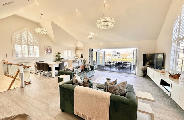 Detached 4 Bed, 3 Bath Lakeside Lodge. Sleeps 8. Hot Tub. The Cotswolds Lakes.