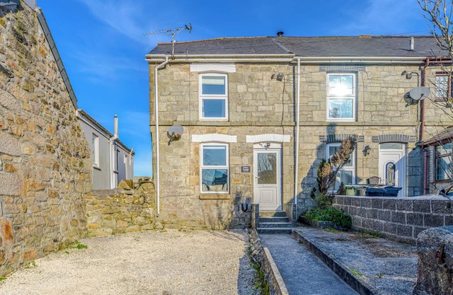 Cosy cottage, conveniently located in the heart of Cornwall, perfect family base