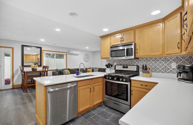 Charming Home in Lake Orion-King Bed, Well-Equipped Kitchen, Patio w/Fenced Yard